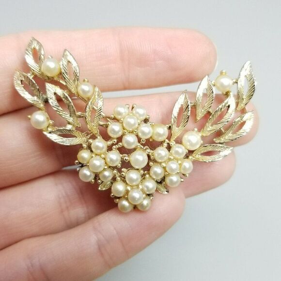Vintage Lisner Faux Pearl and Gold Tone Leaf Flower Brooch, Signed lapel Pin - Picture 1 of 7